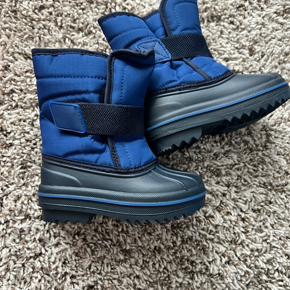 Toddler boy size 6 snow boots